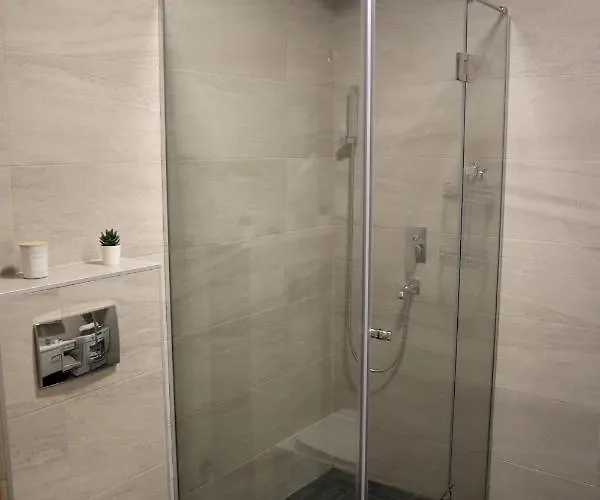 Holiday, Leonardo Vi