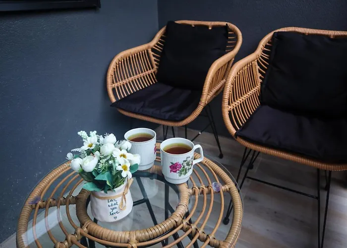 Holiday, Leonardo Vi Apartment