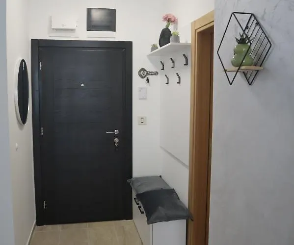 Holiday, Leonardo Vi Apartment *