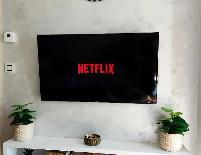 Holiday, Leonardo Vi Apartment